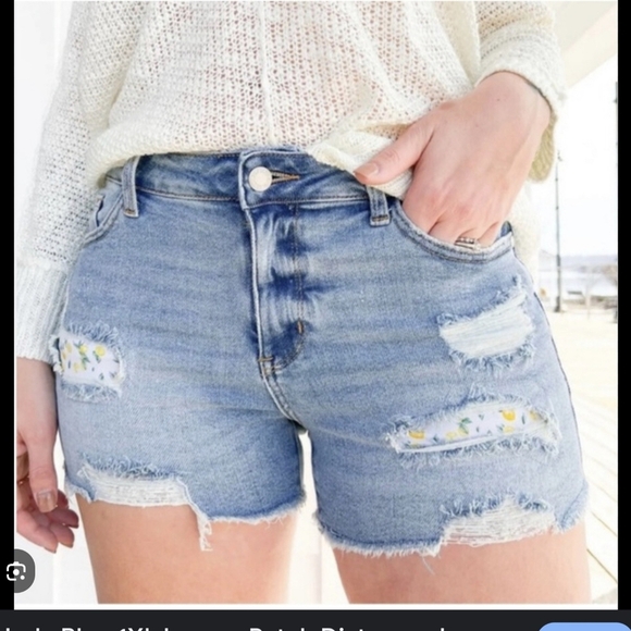 Judy Blue Lemon Patch Stretch Distressed Denim Shorts Blue Medium - Picture 1 of 8